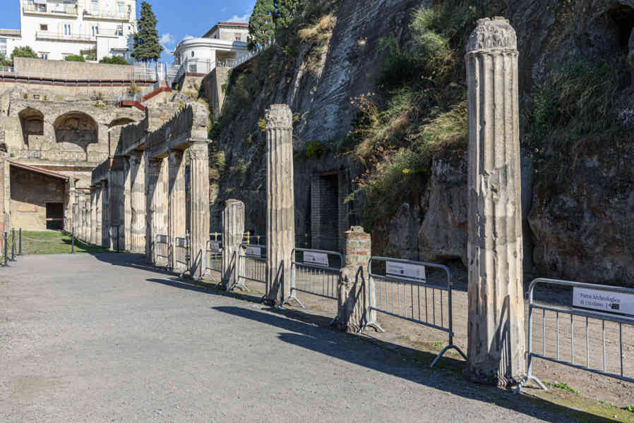 240 - Italia - Herculano - parque arqueológico de Herculano - Gimnasio.jpg